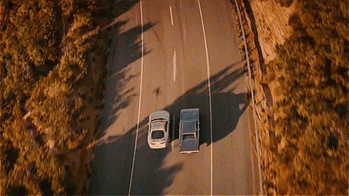 Qu’est-ce que Penser Sensible ?Vue aérienne de deux voitures, une Toyota Supra blanche et une Dodge Charger noire, roulant côte à côte sur une route de montagne ensoleillée. La route se sépare en deux voies distinctes, et les véhicules s'éloignent doucement l'un de l'autre alors que la caméra s'élève vers le ciel.